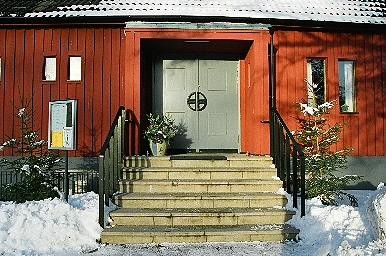 Aspenäs kyrkas huvudingång i söder.