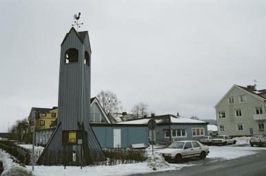 Klockstapeln och Älvängens kyrka sett från NÖ.