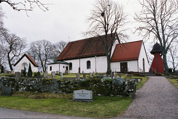 Stora Lundby kyrka, klockstapeln och norra stigluckan samt omgivande kyrkogård, från NV.