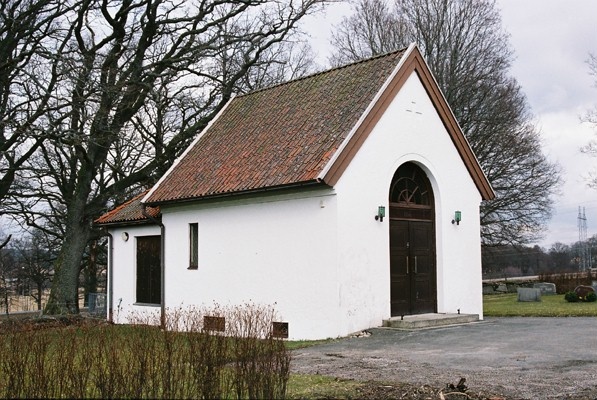 Bårhuset vid Stora Lundby kyrka, från SV.