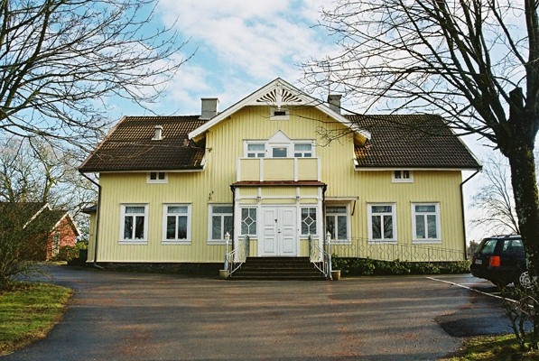Församlingshemmet vid Starrkärrs kyrka, från V.