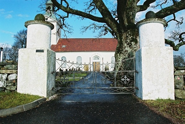 Södra grinden till Starrkärrs kyrkogård, från S.