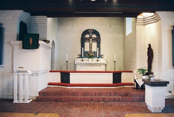 Det smalare korpartiet i Surte kyrka med dopfunt och predikstol, från V.