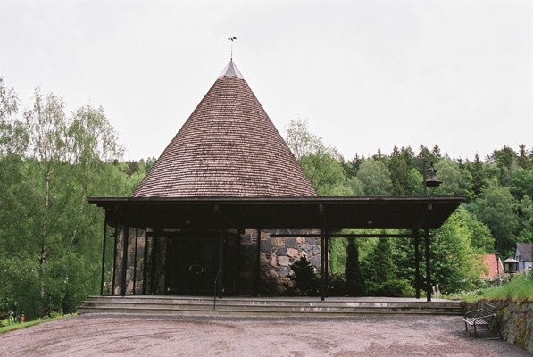 Kapellet på Surte begravningsplats sett från väster.