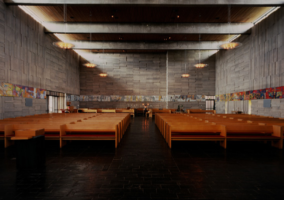 Långhuset från koret. Mosaikfrisen som löper runt rummet tillverkades av Knut Irwe 1963-1970. Den är 80 cm hög och 70 meter lång. Motivet är Jesu liv.