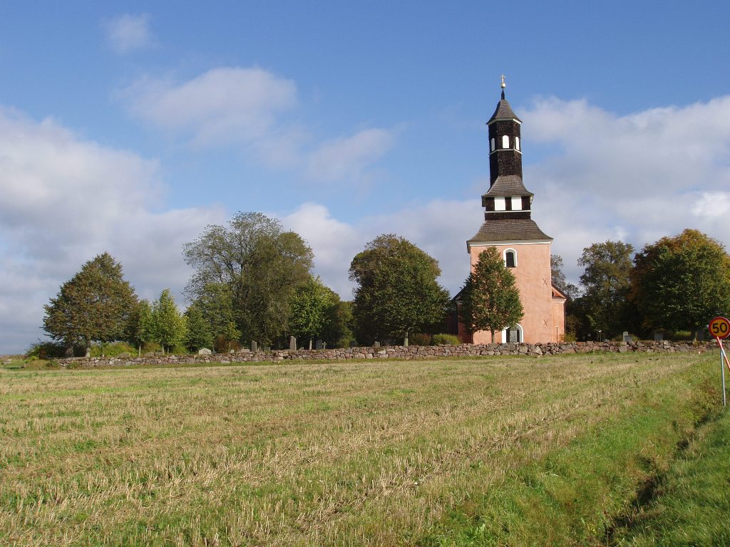 Ekeby kyrka från väster.