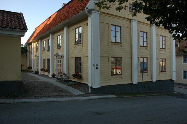 Mariestads gamla lasarett, vy från NO, fasader mot gården och Västra långgatan.