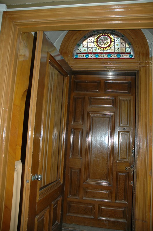 Huvudingången finns på norra fasaden och leder in i källarvåningen med tambur och kapprum.