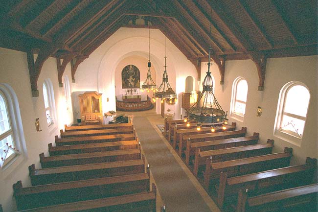 Kyrkorummet sett mot koret från läktaren i väster.