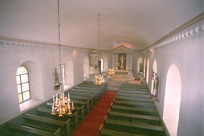 Kyrkorummet sett mot koret från läktaren i väster.