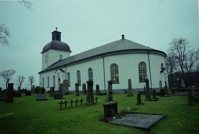 Värö kyrka med omgivande kyrkogård.