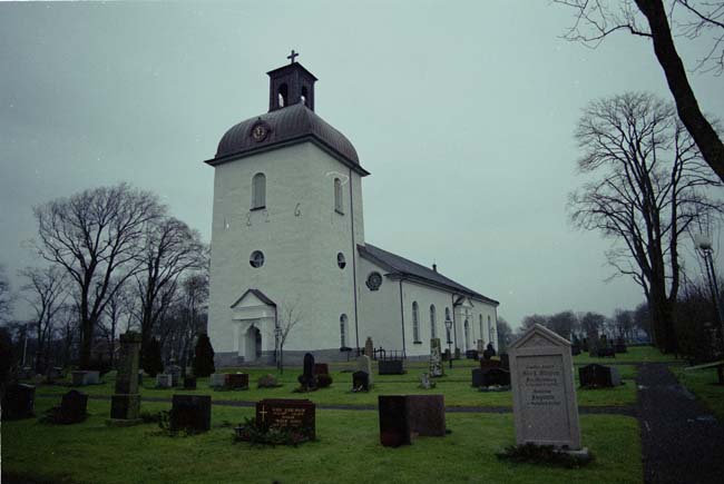 Kyrkan sedd från sydväst.