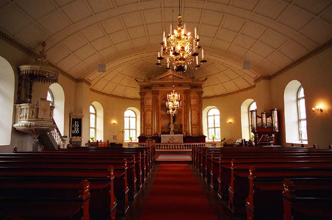 Kyrkorummets östra del med koret.