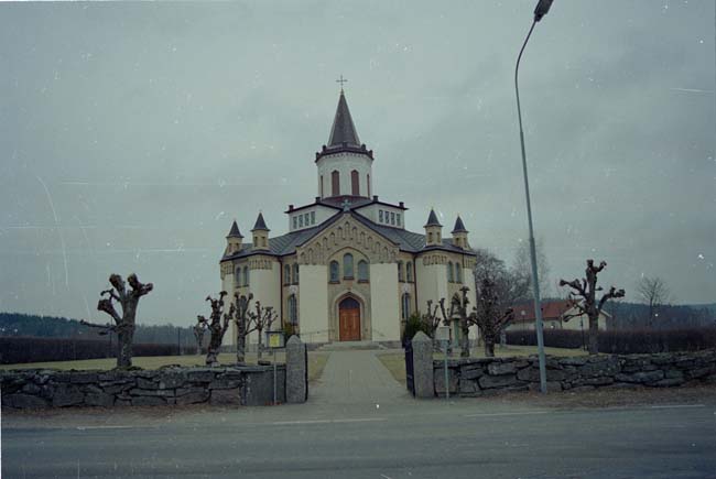 Kungsäters kyrka med omgivande kyrkogård.