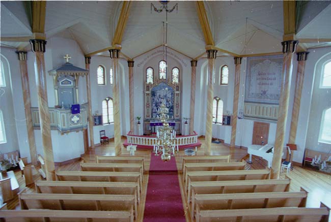 Kyrkorummet sett mot koret från läktaren.