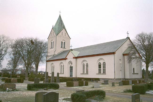 Tvååkers kyrka med omgivande kyrkogård.