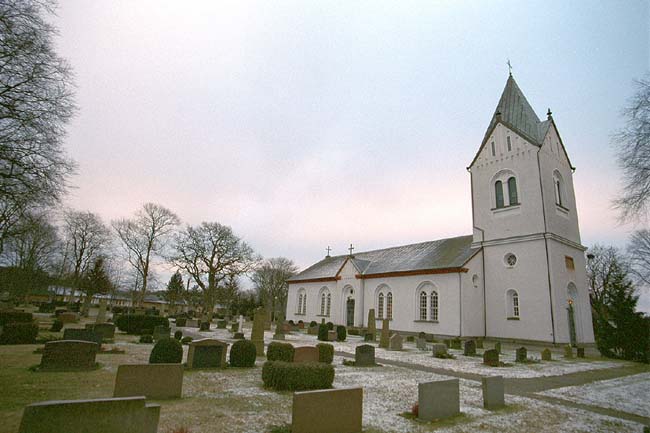 Kyrkan och kyrkogårdens norra del.