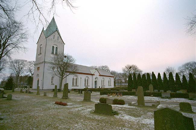 Kyrkogårdens södra del med kyrkan i fonden.