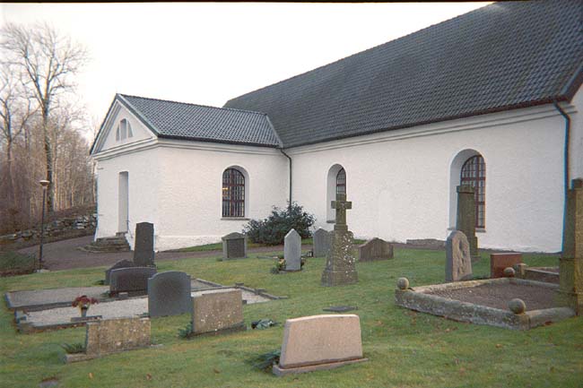 Del av kyrkans norra fasad.