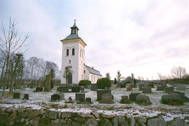 Spannarps kyrka med omgivande kyrkogård sedd från sydväst.