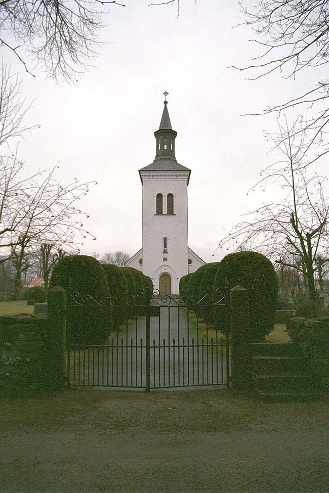 Hunnestads kyrka med omgivande kyrkogård.