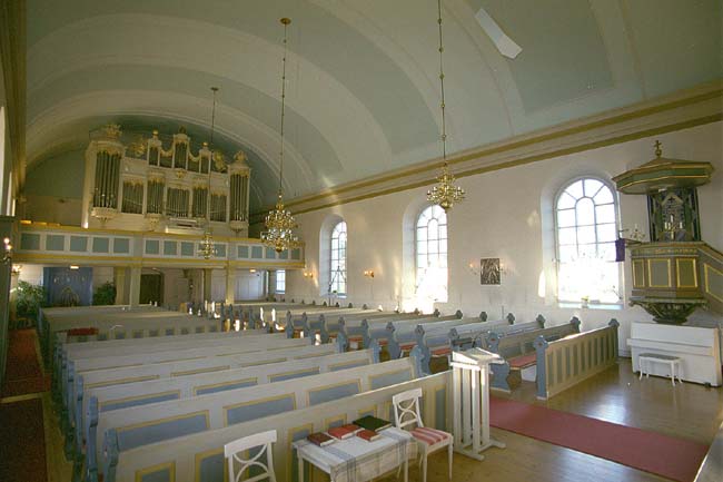 Kyrkorummet sett från koret mot orgelläktaren i väster.