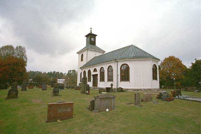 Älvsereds kyrka med omgivande kyrkogård sedd från sydost.