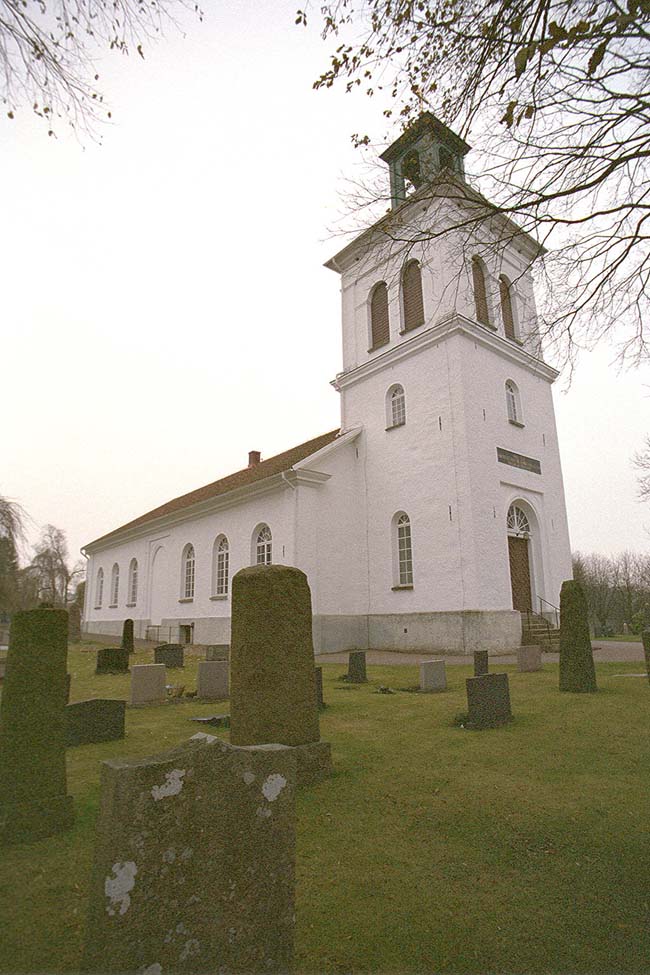 Vessige kyrka med omgivande kyrkogård sedd från nordväst.