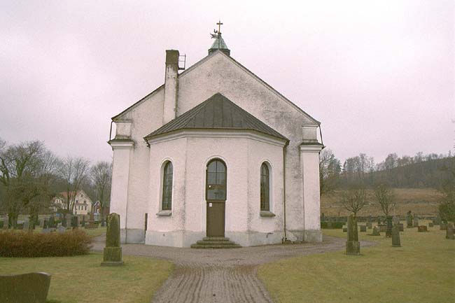 Kyrkan sedd från öster.