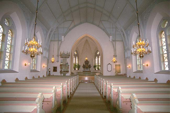 Kyrkorummet sett mot koret i norr.
