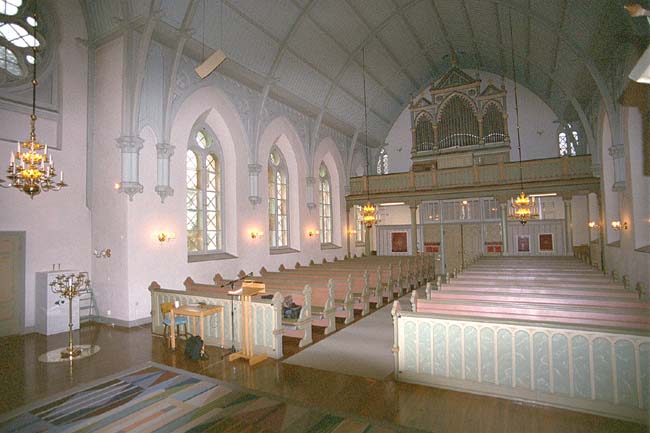 Kyrkorummet sett från koret i norr mot orgelläktaren i söder.