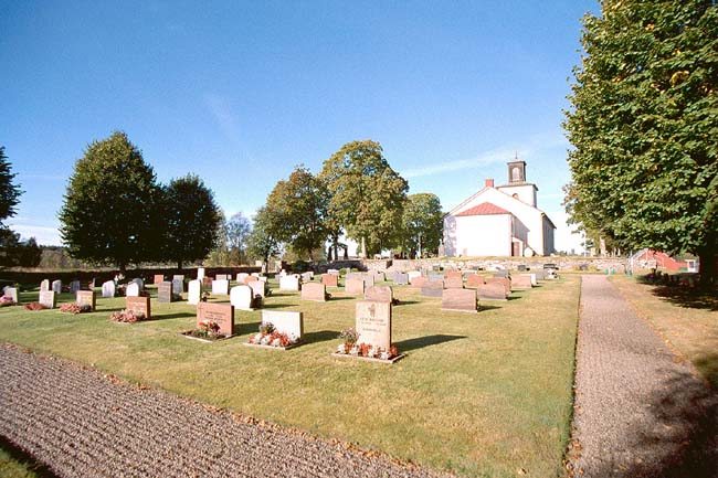 Östra delen av kyrkogården med kyrkan i fonden.