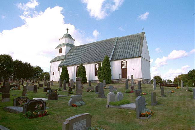 Gunnarps kyrka med omgivande kyrkogård.