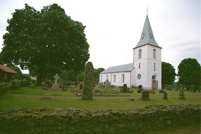 Asige kyrka med omgivande kyrkogård.