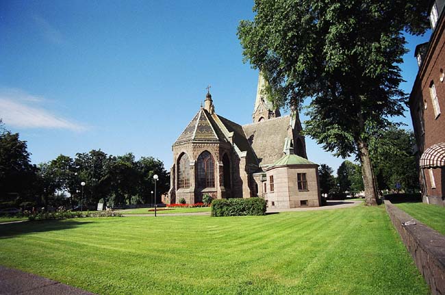 Falkenbergs kyrka med omgivande kyrkotomt.