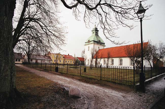S:t Laurentii kyrka med omgivande bebyggelse.