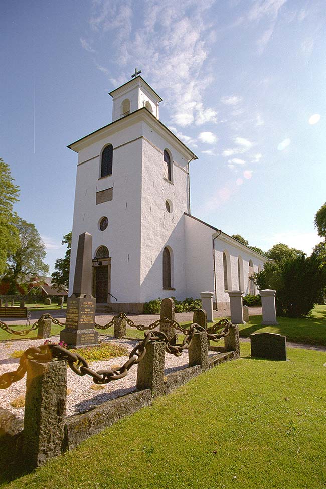 Slöinge kyrka sedd från sydväst.