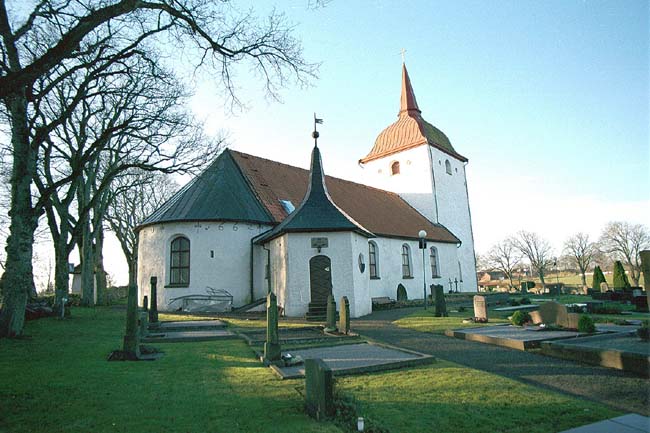 Vallda kyrka med omgivande kyrkogård sedd från nordost.