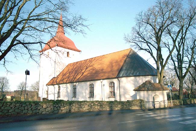 Vallda kyrka med kyrkogårdsmuren i öster.