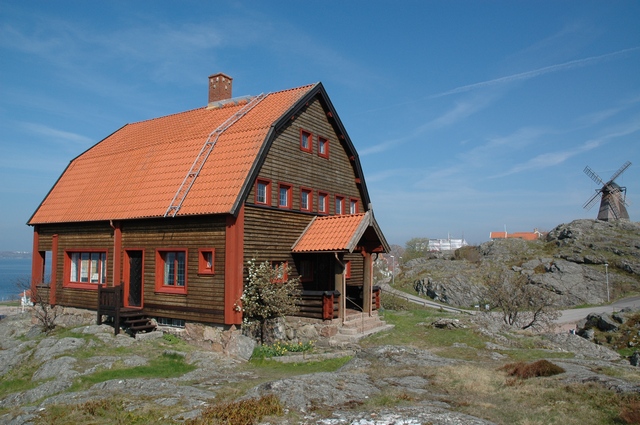 Konstnärsbostaden ligger högt med Fiskebäckskils trähusbebyggelse i norr.