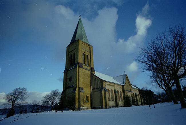 Ölmevalla kyrka sedd från sydväst.