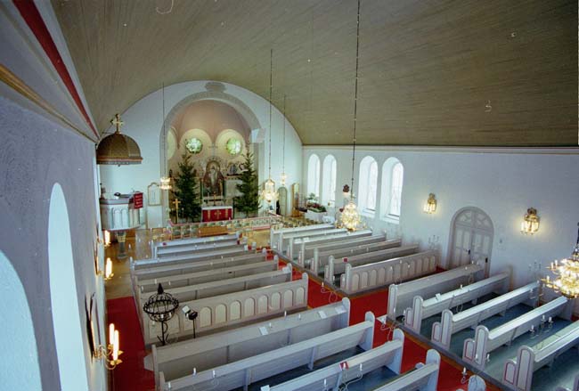 Kyrkorummet sett mot koret från orgelläktaren i väster.