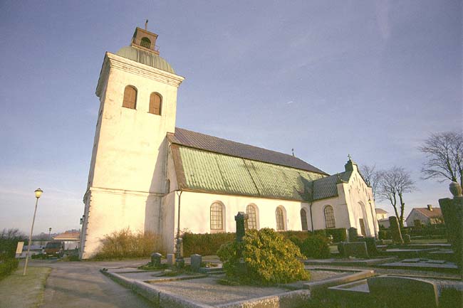 Kyrkan sedd från söder.