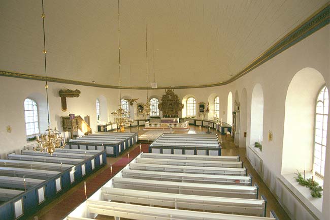 Kyrkorummet sett mot koret från orgelläktaren i väster.
