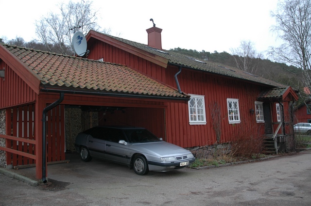 Byggnaden har tillbyggts med ett garage.