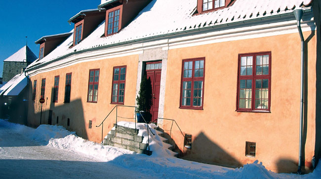 Bostadshus med kraftig gesims vid Specksrum i Visby.
Ur: Haase, S. Ström, G. Byggningar u häusar. 2004