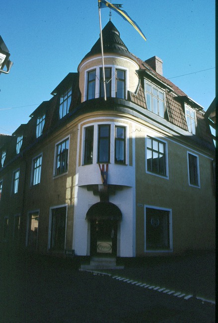 Visby, kvarteret Gråbrodern. Byggnad från 1910-11, med medeltida murverk bevarat.
