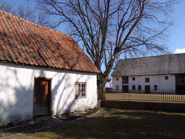Mellersta gårdsparten vid Hajdeby i Kräklingbo. Del av norra flygeln och ladugårdslängans norra del.