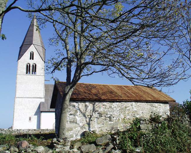 Kyrkstallet, vid Sundre kyrka, med kyrkan i bakgrunden.