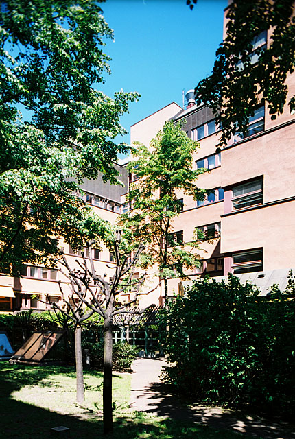  Oxen Större 21, hus 1, foto från sydost, Östra gården, Mäster Samuelsgatan